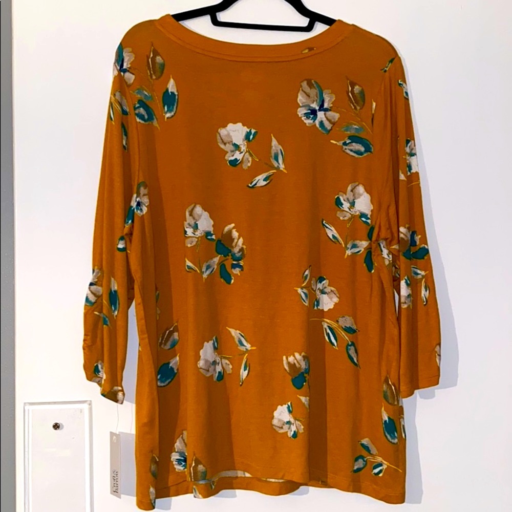 ๐ Beautiful flower pattern blouse - Picture 3 of 3